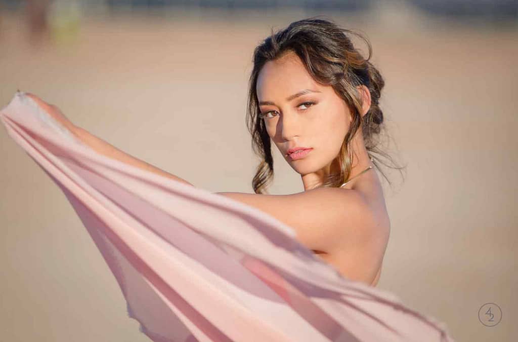 Creative senior picture ideas with a pink flowing scarf made this girl look amazing!